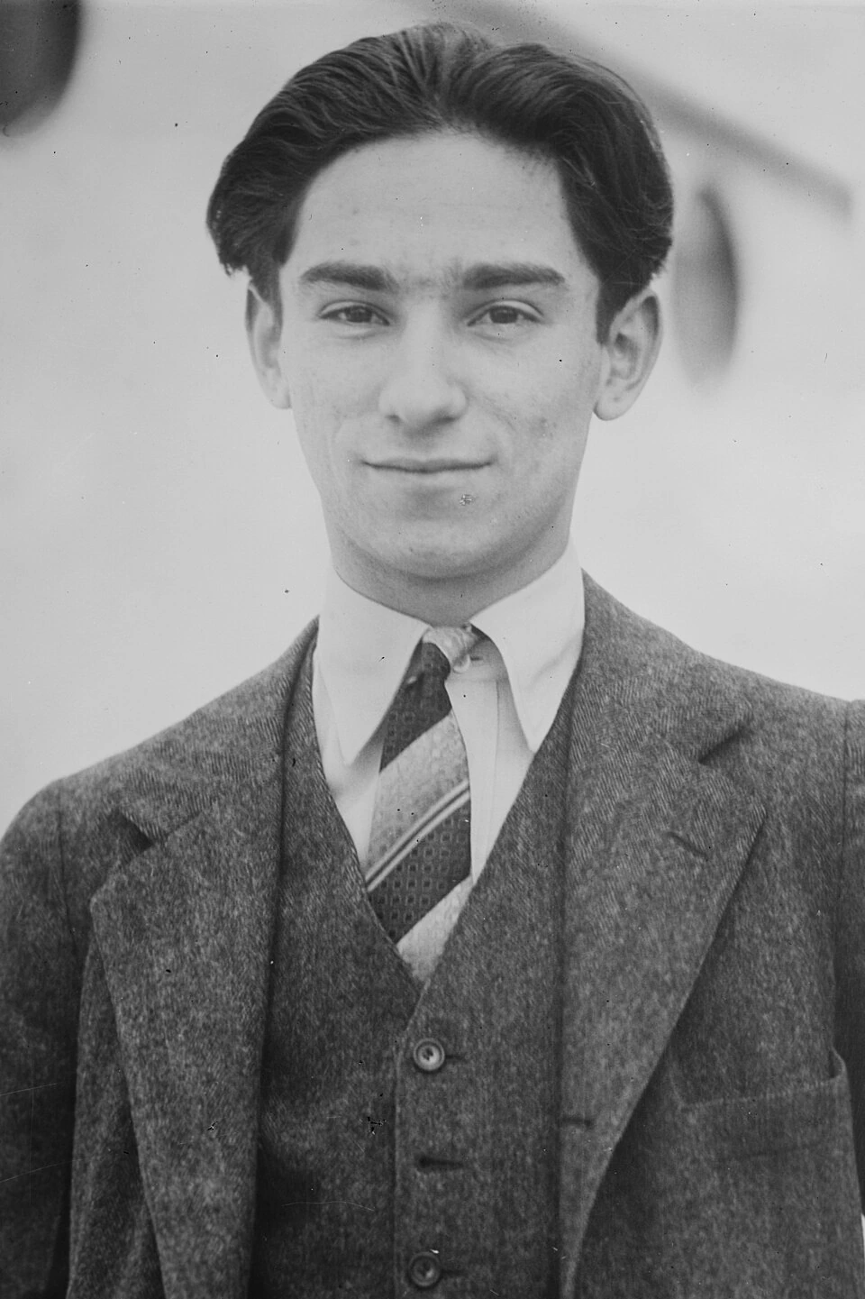 Black-and-white portrait photo of Roger Wolfe Kahn