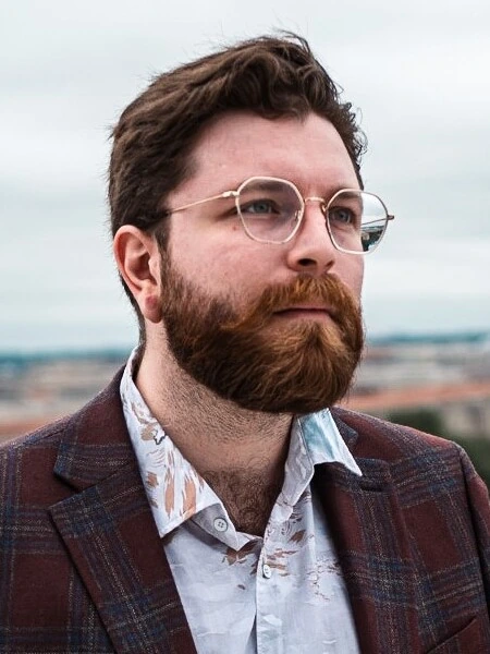 Portrait photo of Ian Kochinski (Vaush) outdoors