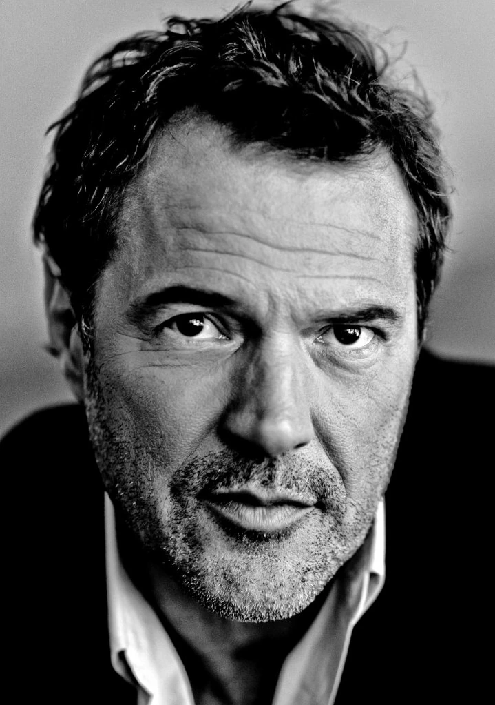 Black-and-white portrait of German actor Sebastian Koch
